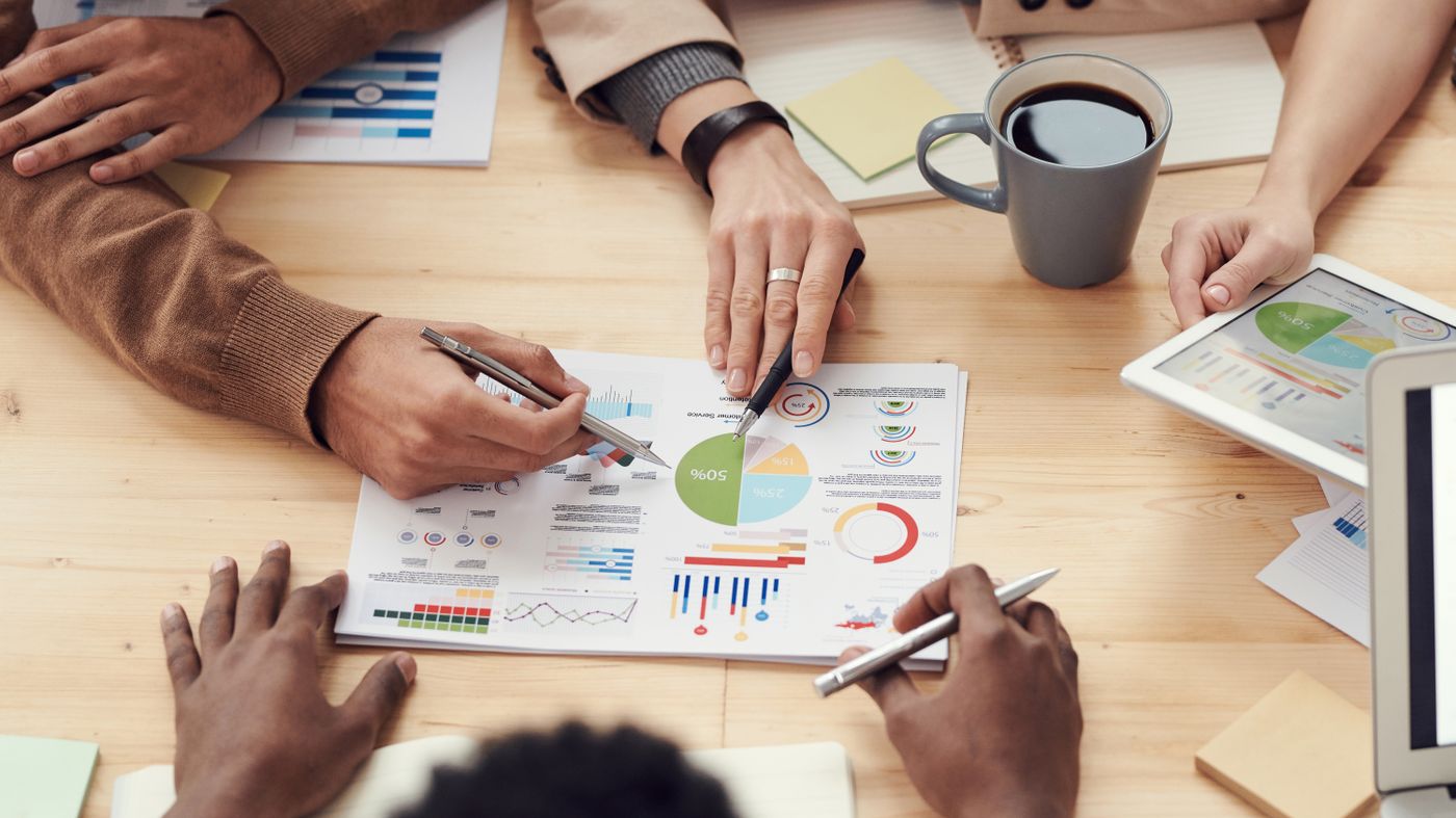Équipe éditoriale au travail